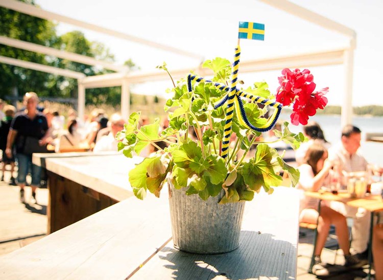 Fira en riktig Svensk Midsommar i Stockholms skärgård, med övernattning